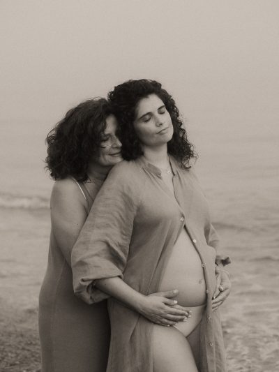 fotografía de embarazada en la playa marbella y malaga