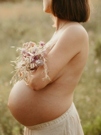 sesión de maternidad en el campo malaga