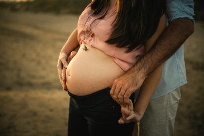 sesion premama al atardecer en la playa marbella