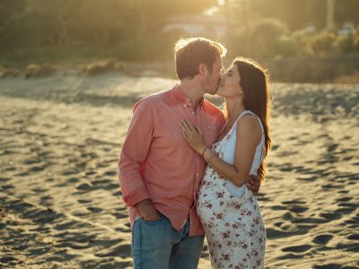 sesion embarazada en la playa al atardecer marbella