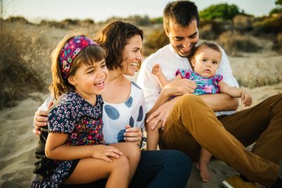 sesion de familia natural y divertida en la playa