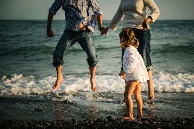 sesión de fotos de familia divertida