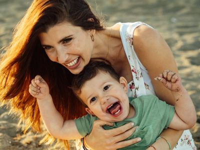 sesion de familia en la playa al atardecer
