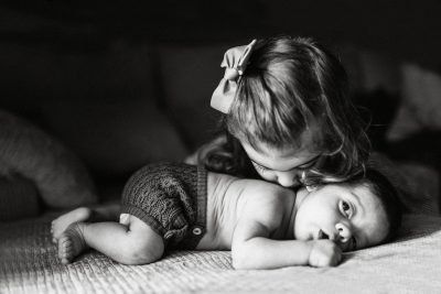 fotografía natural y emotiva de recién nacido en familia marbella