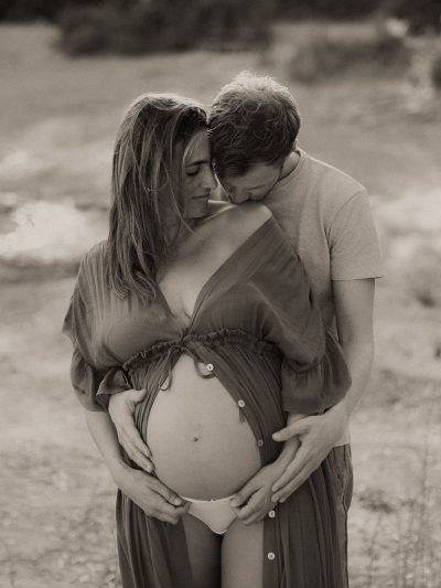 fotografia de embarazadas al aire libre con pareja